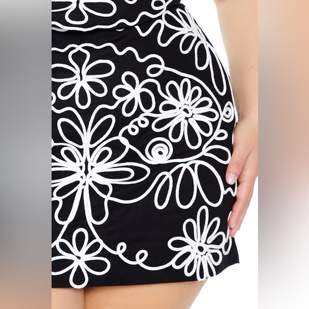 Black embroidered printed black & white floral design mini skirt - Picture 7 of 8